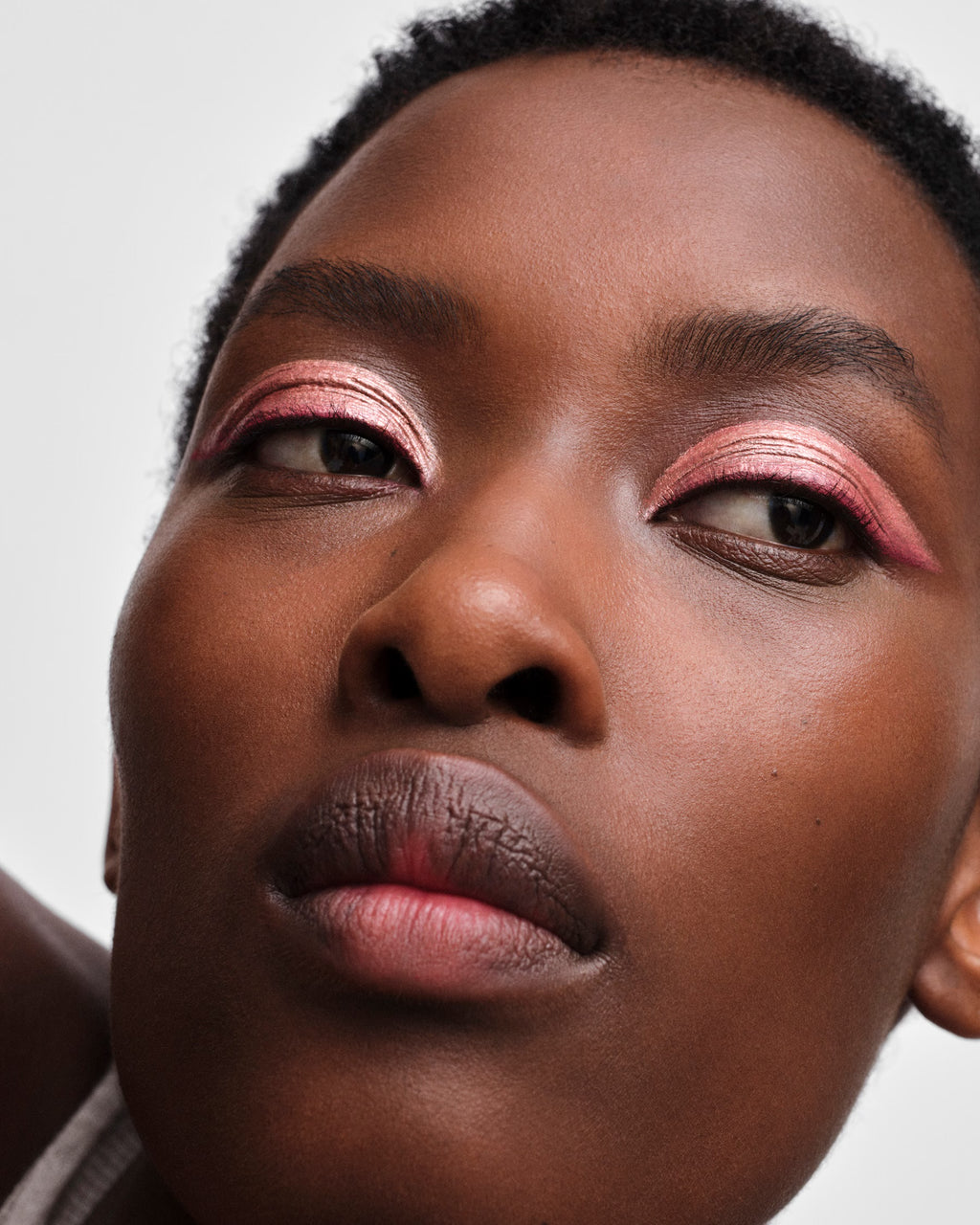 PRADA Monochrome მინი ტუჩსაცხი – Shade R28 / PULP Prada Dimensions ჩრდილი – 06 / Paradoxe Eau de Parfum 7მლ