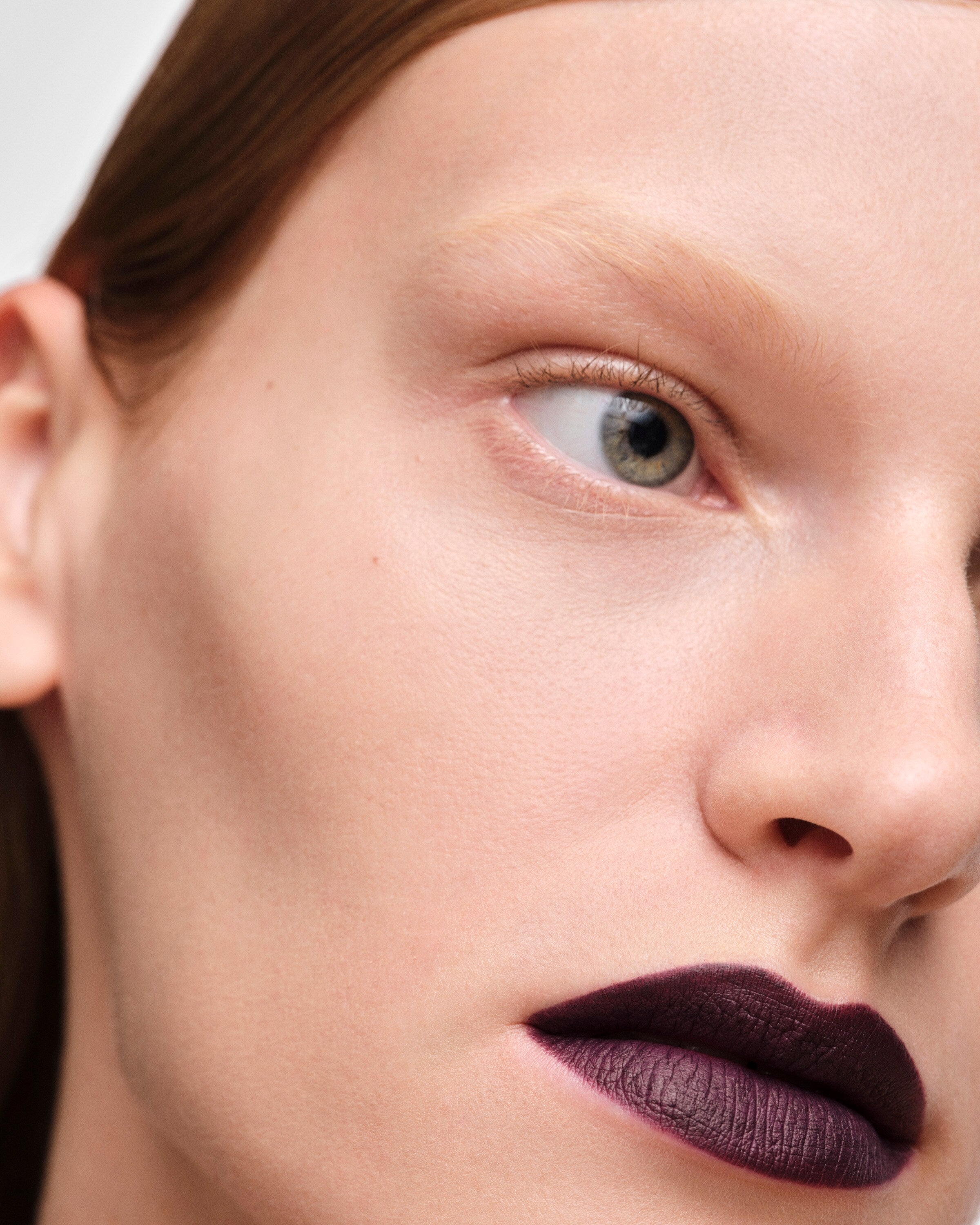 Prada Monochrome Hyper Matte ტუჩსაცხი P57 ULTRAVIOLET შეზღუდული გამოშვების ყუთით