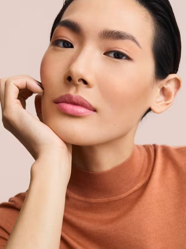 Hermès Rose Hermès Lip Enhancer 27  woman with this product on her lips