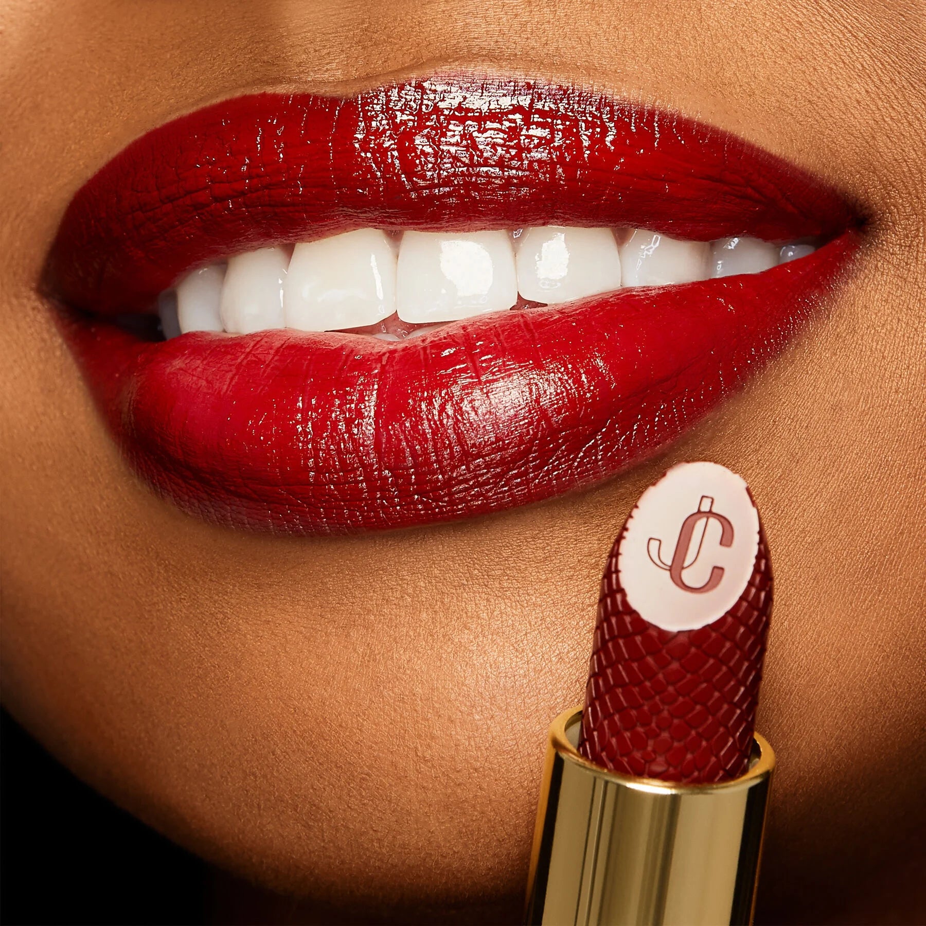 JIMMY CHOO სატინის ტუჩსაცხი 002 BURGUNDY CHARM