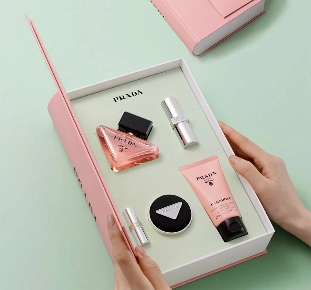 Prada ულტრა-ლიმიტირებული სასაჩუქრე სეტი (Book Edition)