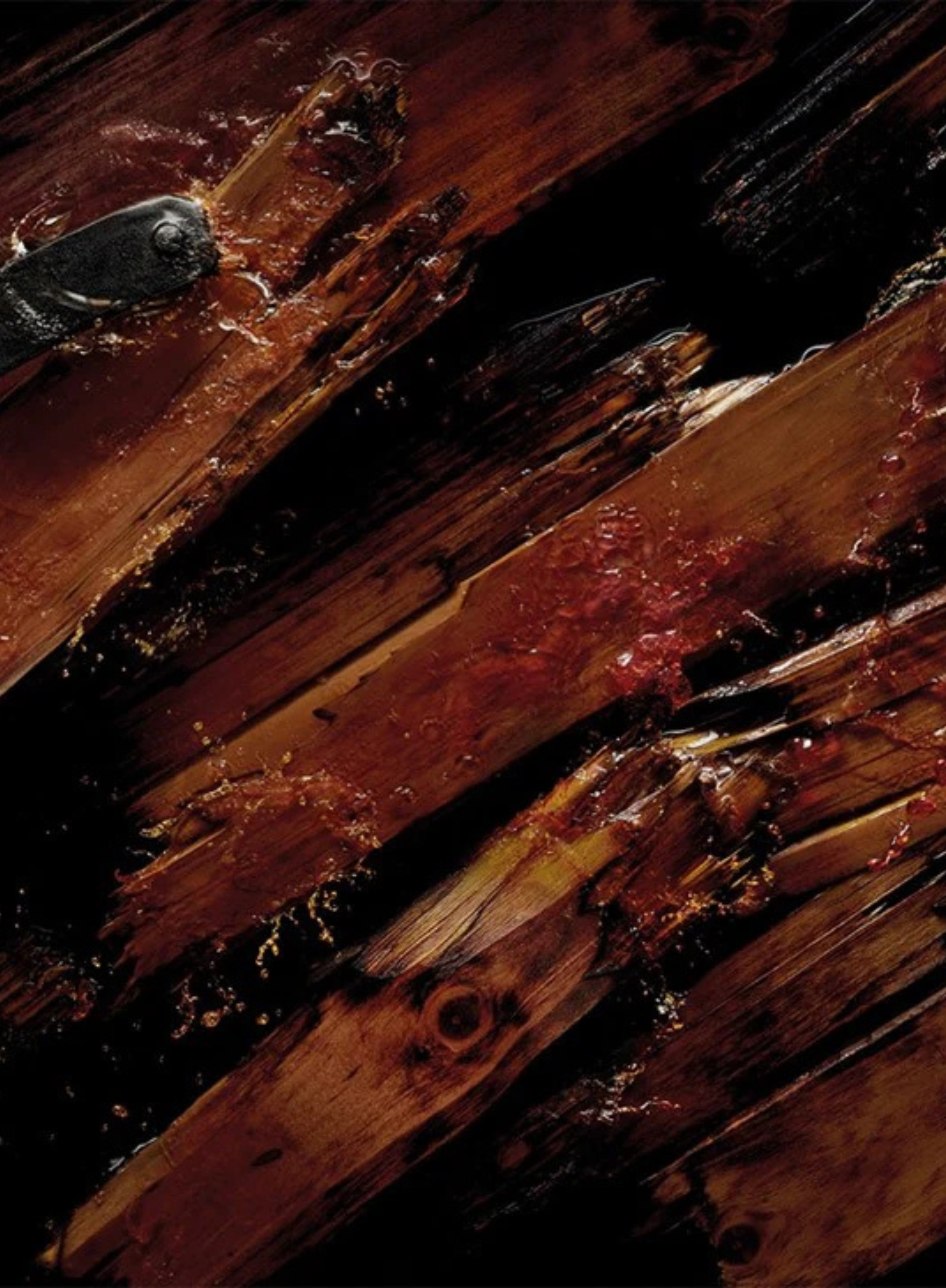 Close-up of aged oak wood infused with rich cognac, capturing the warm inspiration behind KILIAN Angels’ Share Eau de Parfum