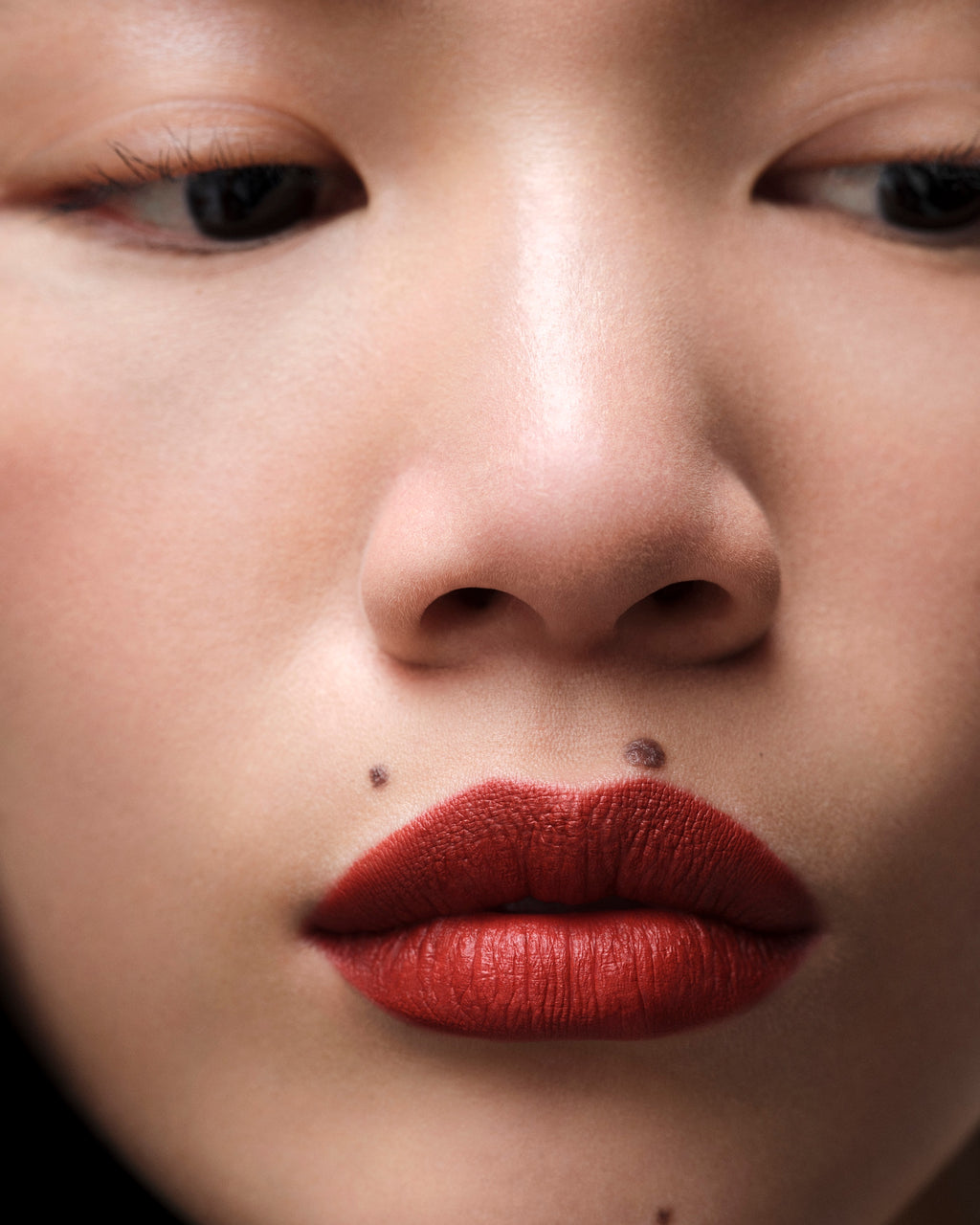 PRADA Monochrome Hyper Matte ტუჩსაცხი B06 ლიმიტირებული სასაჩუქრე ყუთით
