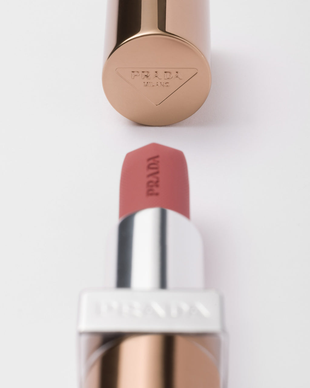 Prada Monochrome Matte ტუჩსაცხი B107 ლიმიტურებულ ყუთში