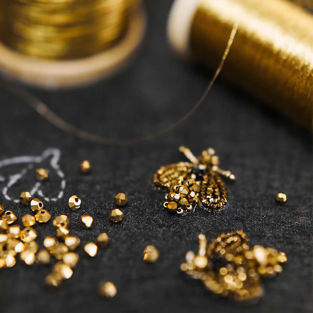 GUERLAIN Rouge G Gold Bee Sequins Satin ტუჩსაცხი 214 და ქეისი – Prestige Limited Edition