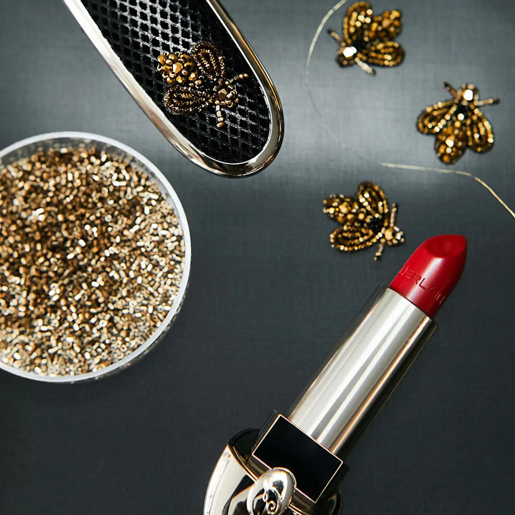 GUERLAIN Rouge G Gold Bee Sequins Satin ტუჩსაცხი 214 და ქეისი – Prestige Limited Edition